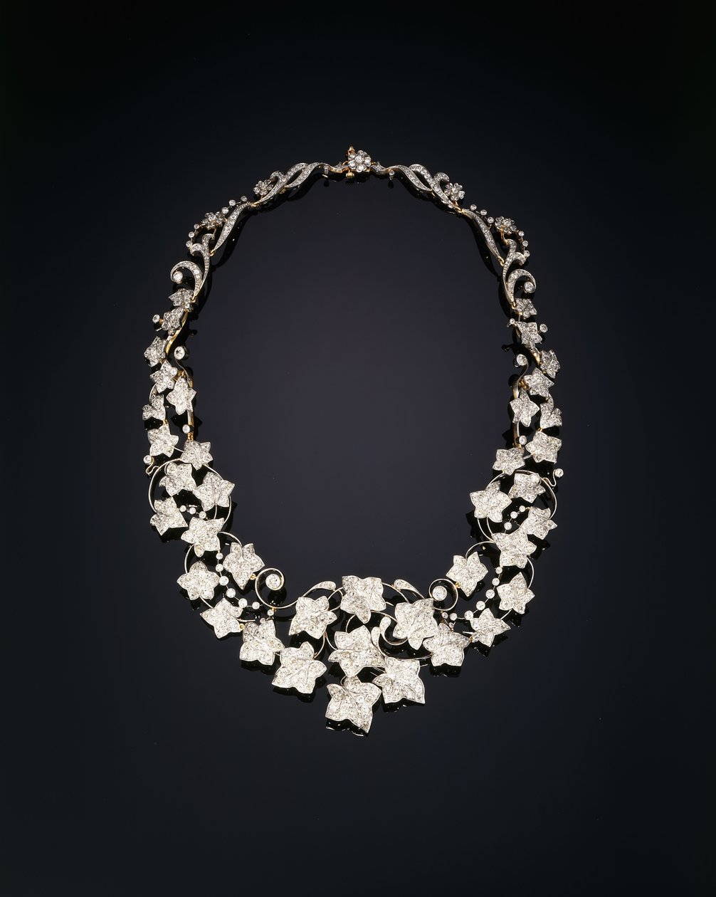 Een antieke diamanten klimopketting door Tiffany and Company
