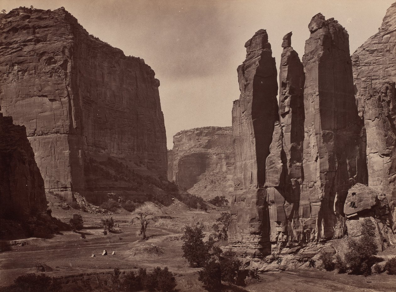 Cañon de Chelle. Wanden van de Grand Canyon van ongeveer 1200 voet hoog. door Timothy H. O
