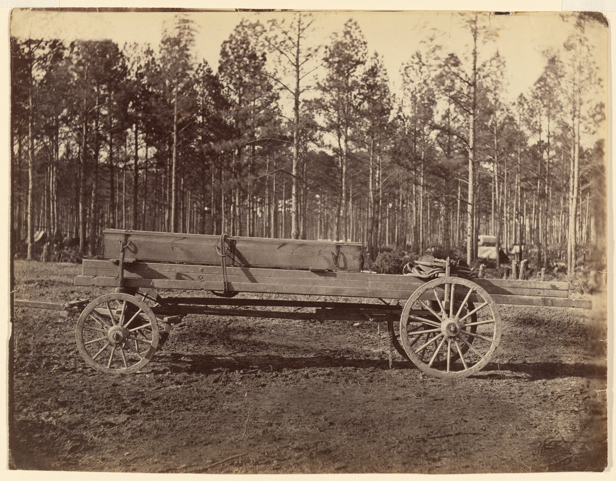 [Wagen met langwerpige kist die mogelijk geweren of rifles vervoert] door Timothy H. O