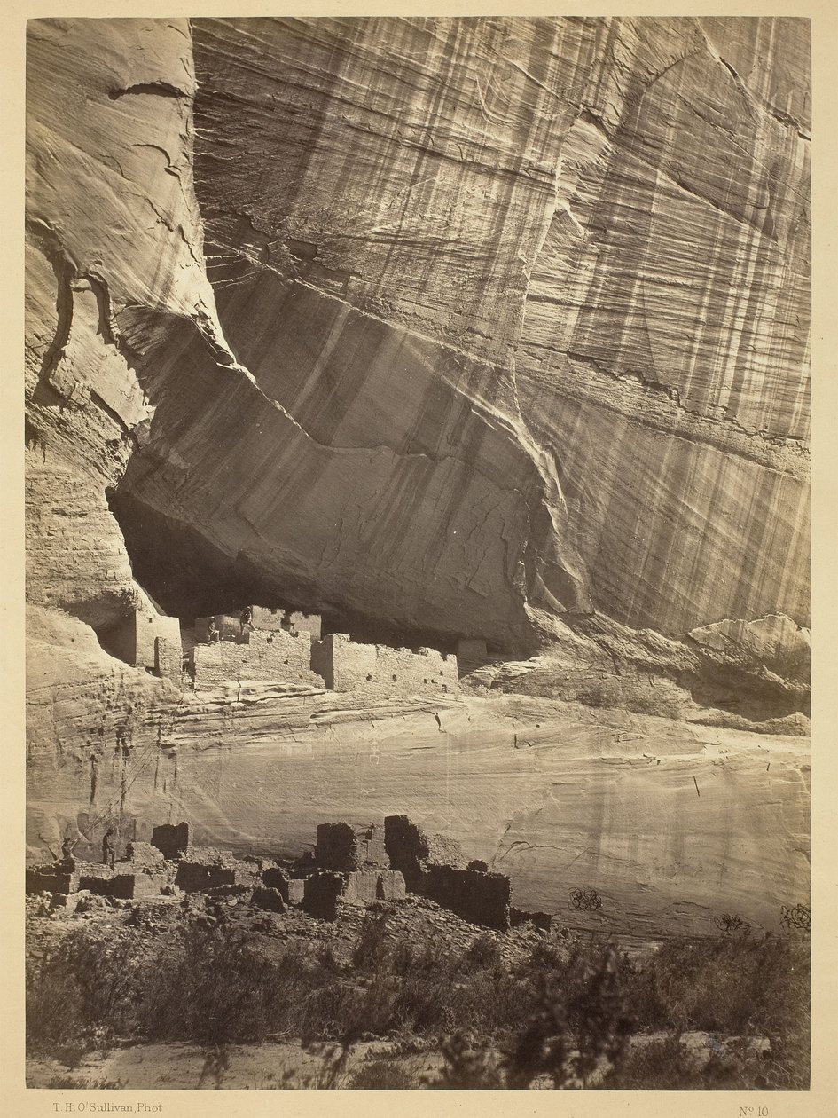 Oude ruïnes in de Cañon de Chelle, N.M. In een nis 50 voet boven de huidige bedding van de Cañon. door Timothy O