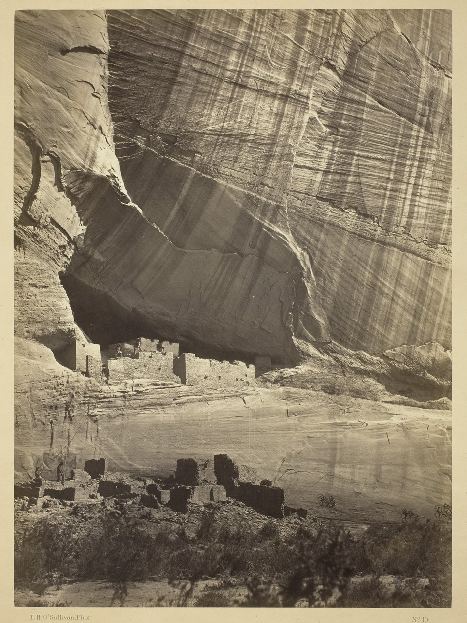 Oude ruïnes in de Canyon de Chelly, N.M., in een nis 50 voet boven de huidige Canyon bodem, 1873 door Timothy OSullivan