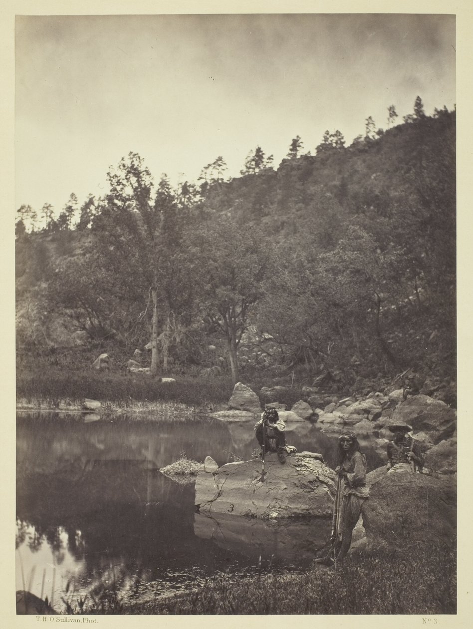 Uitzicht op Apache Lake, Sierra Blanca Range, Arizona, Twee Apache-Verkenners op de voorgrond door Timothy O