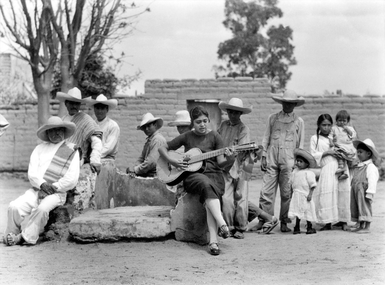 Concha Michel met Campesinos, Mexico, c.1927 door Tina Modotti