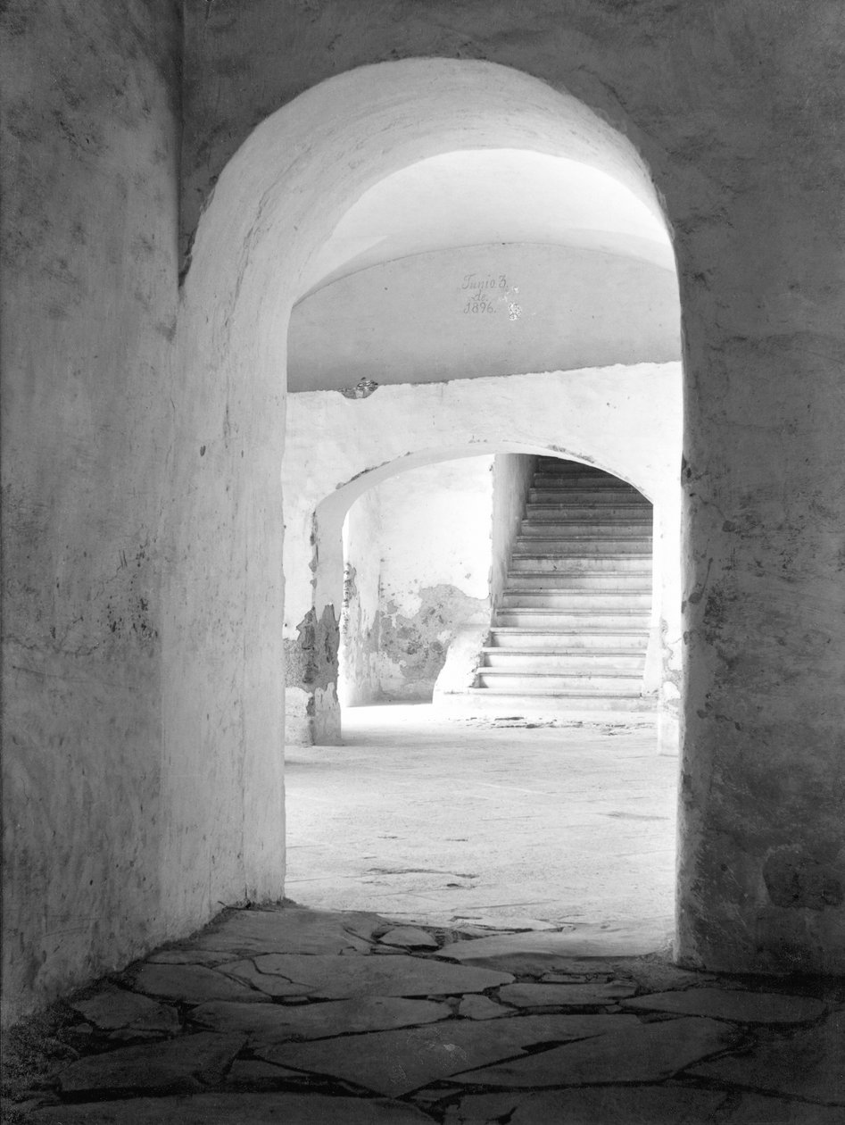 In het Klooster van Tepotzotlan, Mexico, 1924 door Tina Modotti
