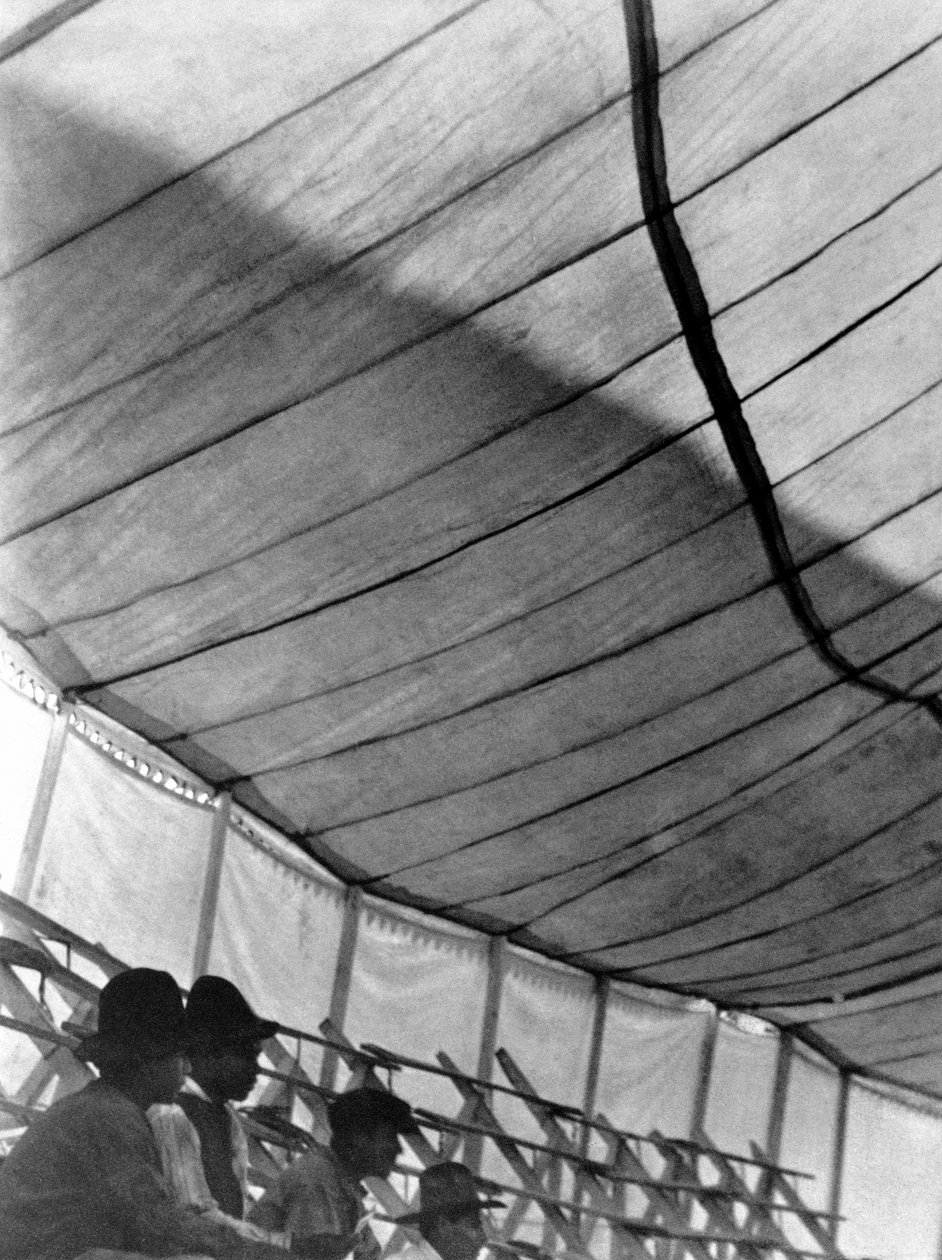 Circustent (Gran Circo Ruso), Mexico-Stad, 1924 door Tina Modotti