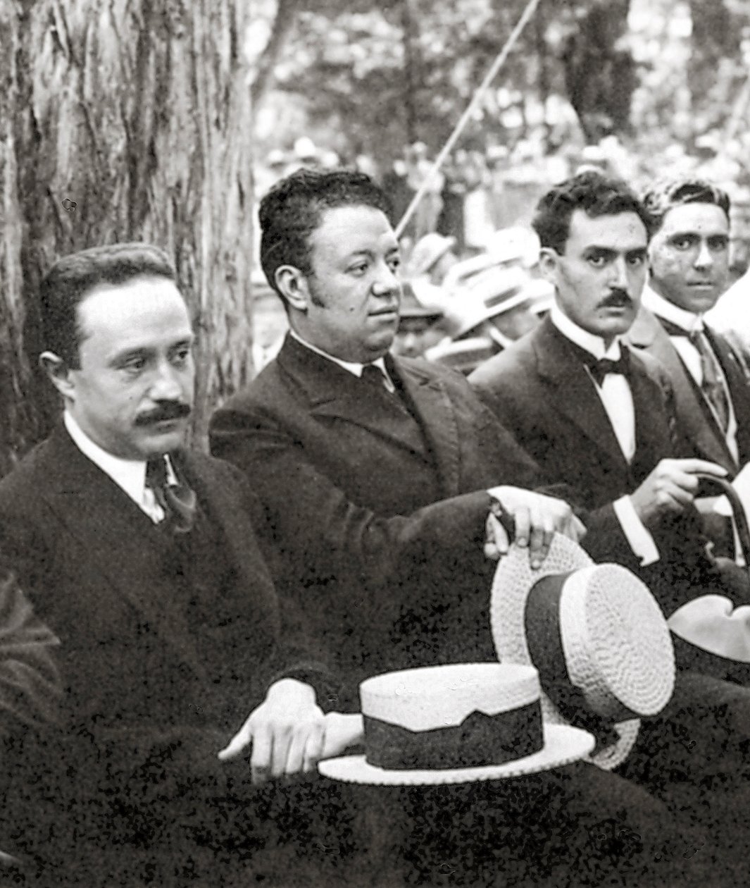 Jose Vasconcelos en Diego Rivera tijdens een buitenevenement in Chapultepec Park, Mexico-Stad, 1921 door Tina Modotti