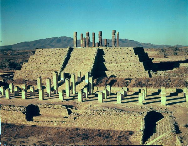 Uitzicht op Piramide B door Toltec