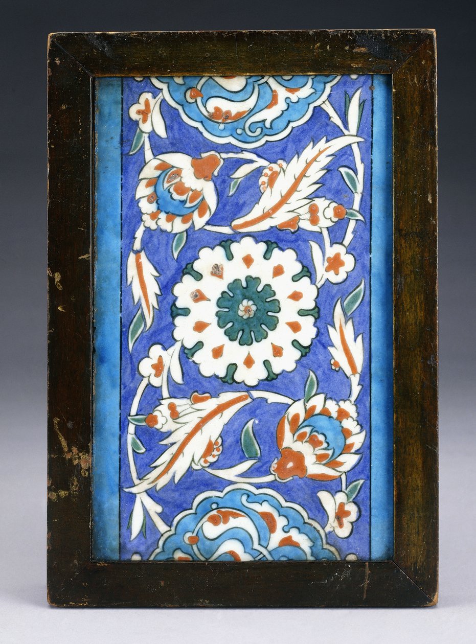 Een Iznik Randtegel, met een Centrale Bloemkop tussen Krullende Palmet en Bladerrank door Turkish School