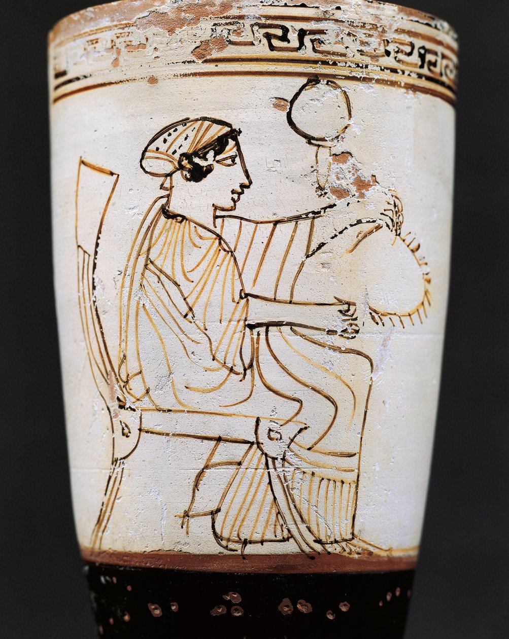 Lekythos, oliefles toegeschreven aan Tymbos Schilder, vrouw die een kroon weeft, 5e eeuw v.Chr. door Tymbos Painter (attr. to)