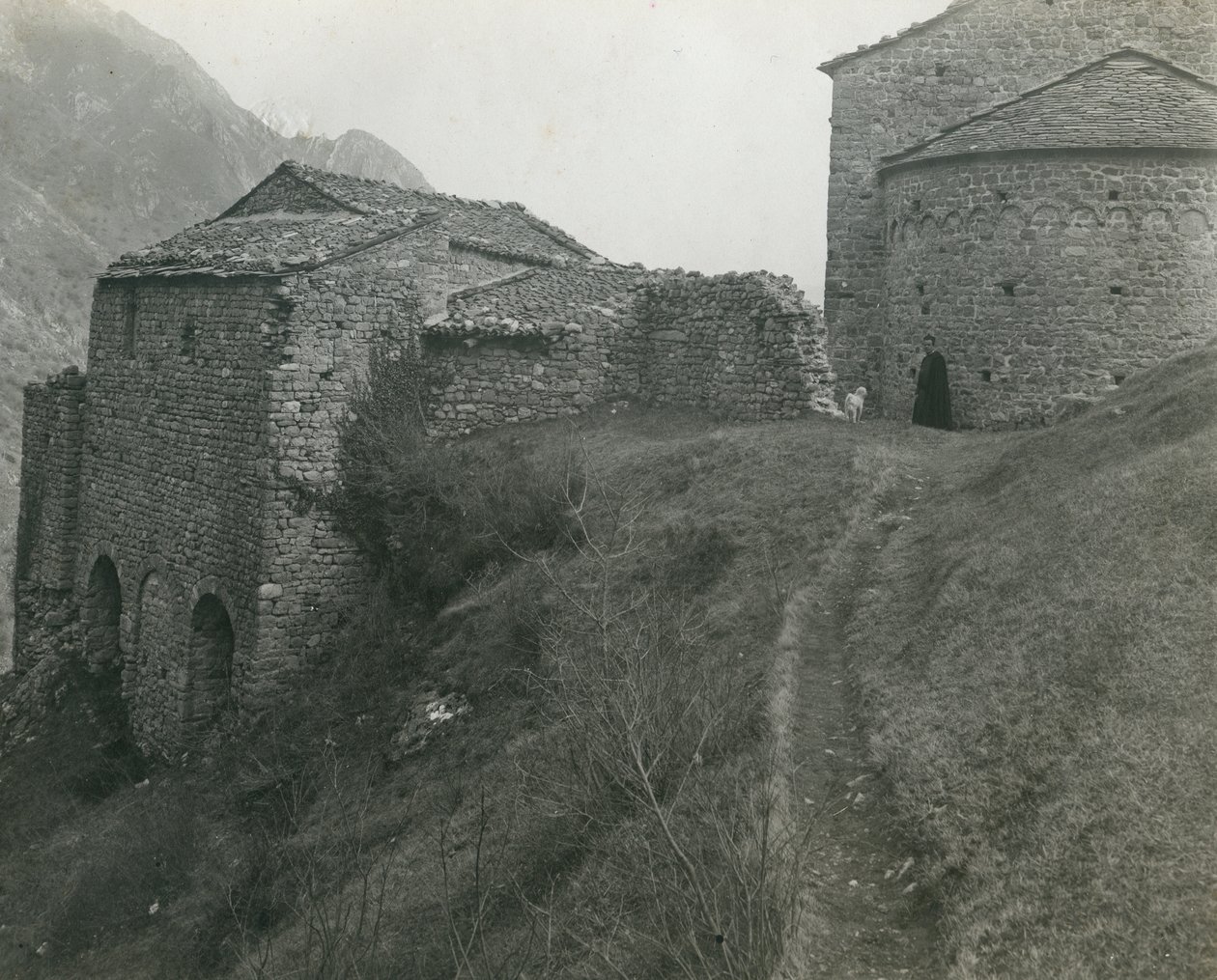 Abdij van San Pietro al Monte, Civate, Lombardije, Italië, foto door Ugo Monneret de Villard, circa 1910 door Ugo Monneret de Villard