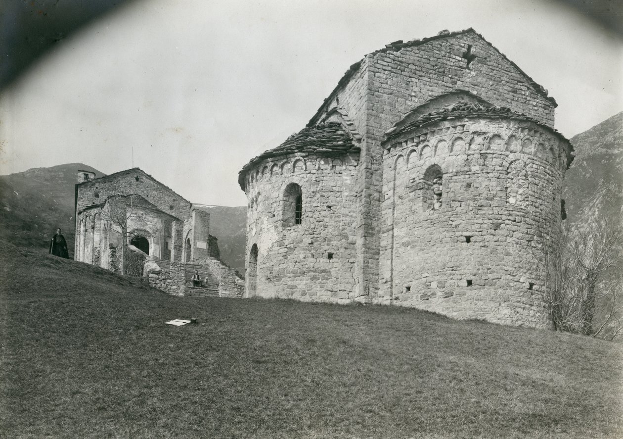 Apsis in de abdij van San Pietro al Monte, Civate, Lombardije, Italië, foto door Ugo Monneret de Villard, circa 1910 door Ugo Monneret de Villard