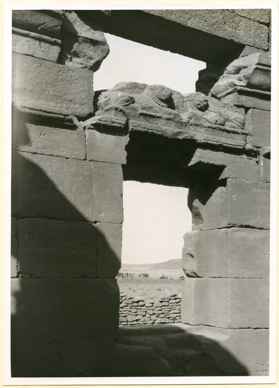 Architraaf in tempel, Naqa, Soedan, foto door Ugo Monneret de Villard door Ugo Monneret de Villard