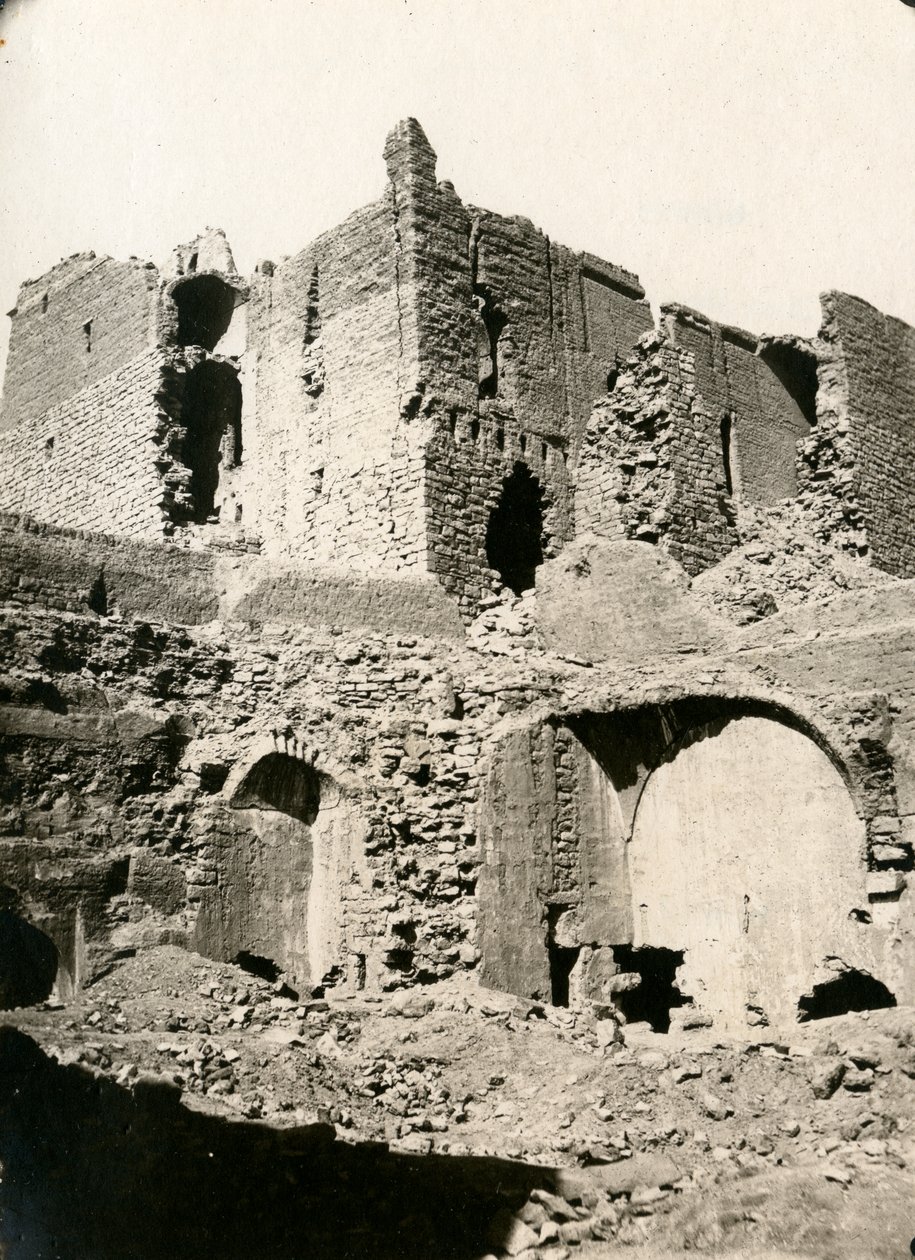 Kerk in het klooster van St Simeon, noordwestelijke hoek voor de restauratie, Aswan, Egypte, foto door Ugo Monneret de Villard door Ugo Monneret de Villard