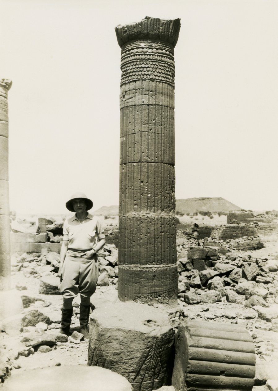 Zuil met decoratieve reliëfs, tempelruïnes in Great Enclosure, Musawwarat es Sufra, Soedan, foto door Ugo Monneret de Villard door Ugo Monneret de Villard