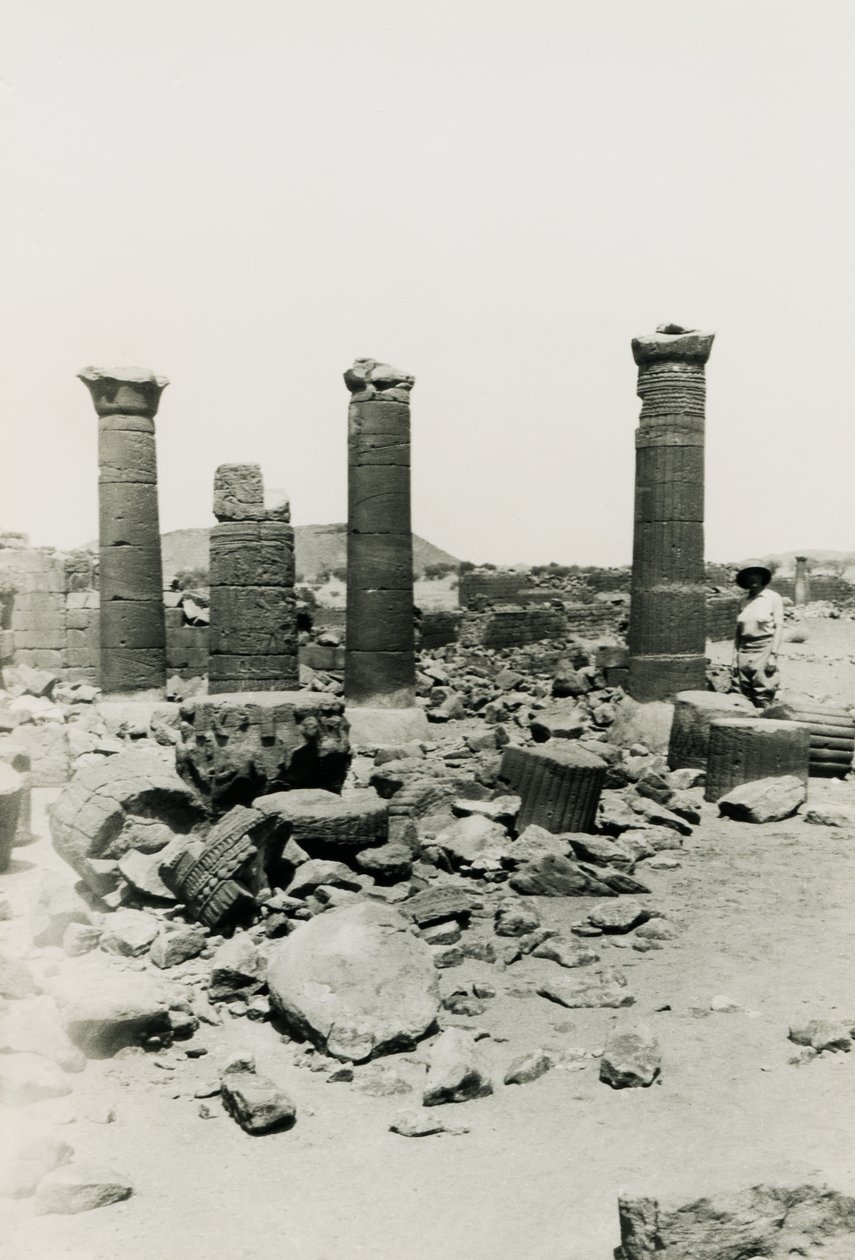 Zuilen en ruïnes van tempel in Great Enclosure, Musawwarat es Sufra, Soedan, foto door Ugo Monneret de Villard door Ugo Monneret de Villard