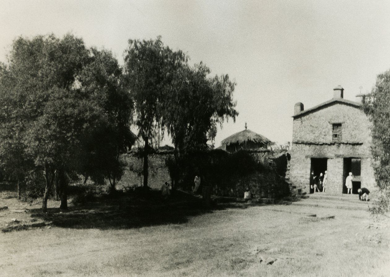 Ingang naar omheining rond de kerk van Onze-Lieve-Vrouw-Maria van Sion, Axum, Ethiopië, foto door Ugo Monneret de Villard, ca 1937 door Ugo Monneret de Villard