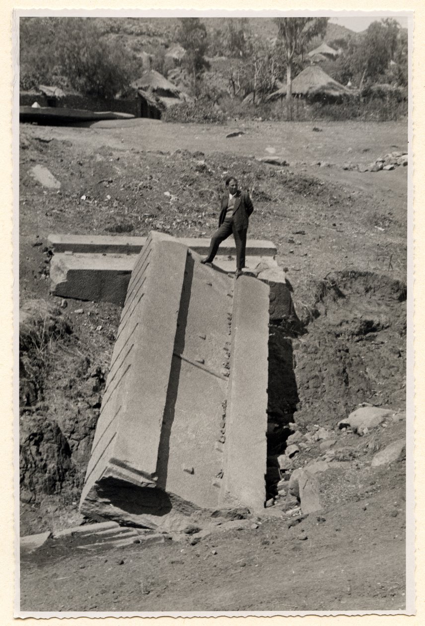 Fragment van stele, Axum, Ethiopië, foto door Ugo Monneret de Villard door Ugo Monneret de Villard