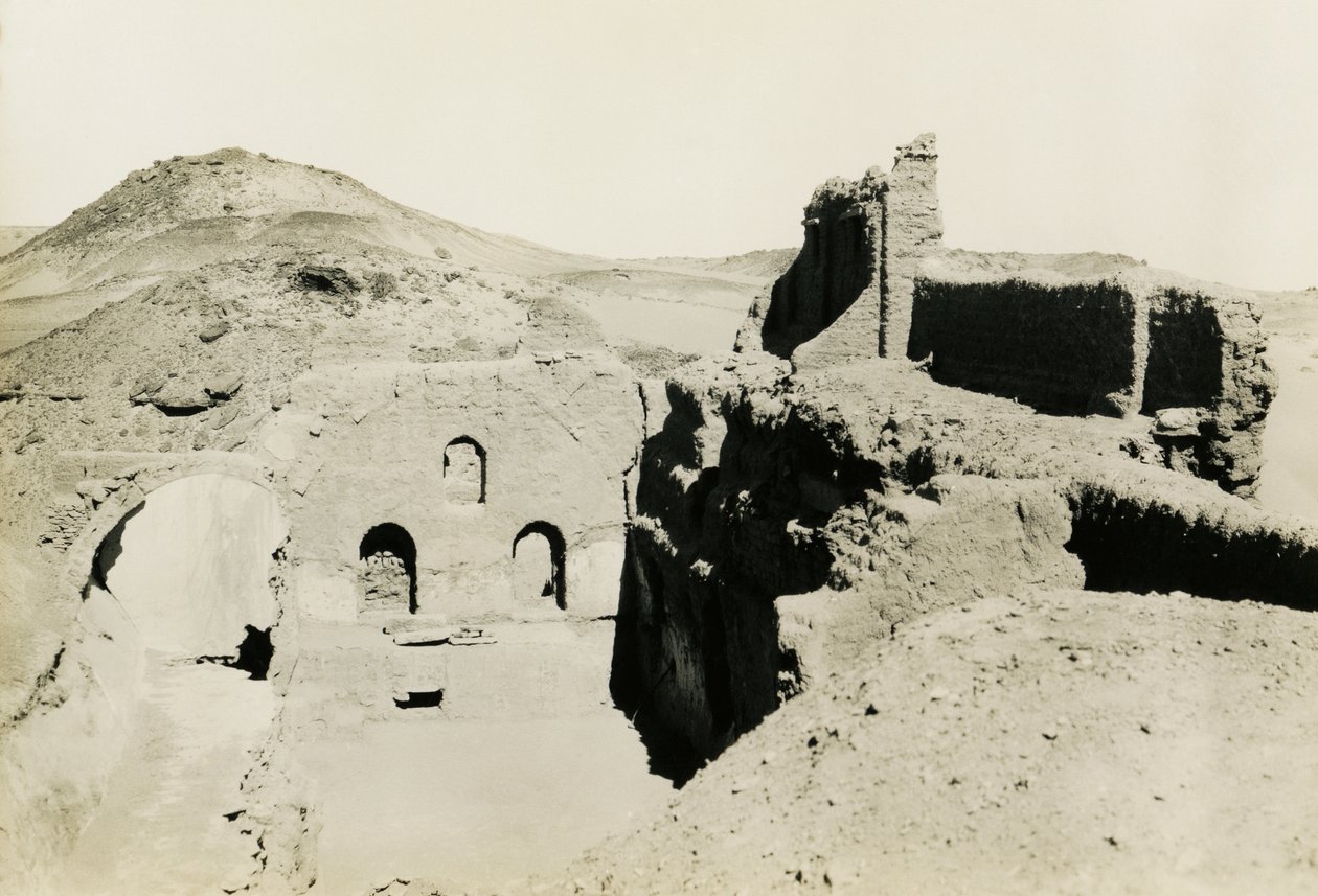 Interieur van de grote donjon (qasr) van het klooster van St Simeon, Aswan, Egypte, foto door Ugo Monneret de Villard door Ugo Monneret de Villard