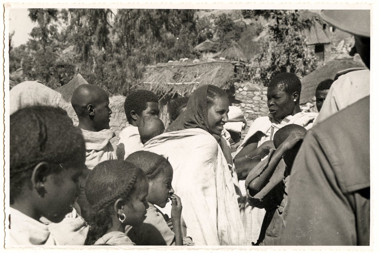 Mannen, vrouwen en kinderen in Axum, Ethiopië, foto door Ugo Monneret de Villard door Ugo Monneret de Villard