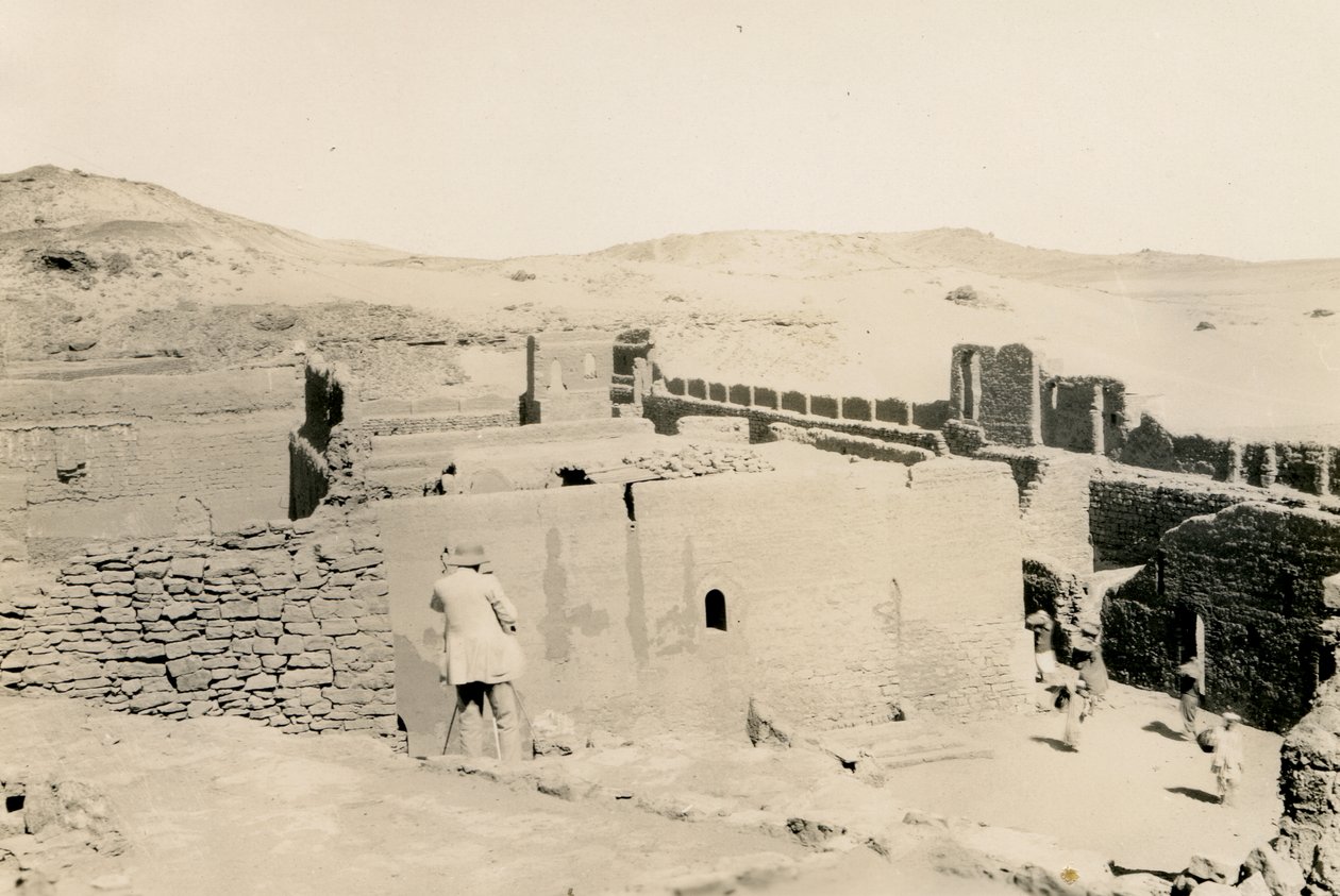 Klooster van St Simeon, kijkend naar lager terras, Aswan, Egypte, met Ugo Monneret de Villard staand met zijn rug naar de camera, foto door Ugo Monneret de Villard door Ugo Monneret de Villard