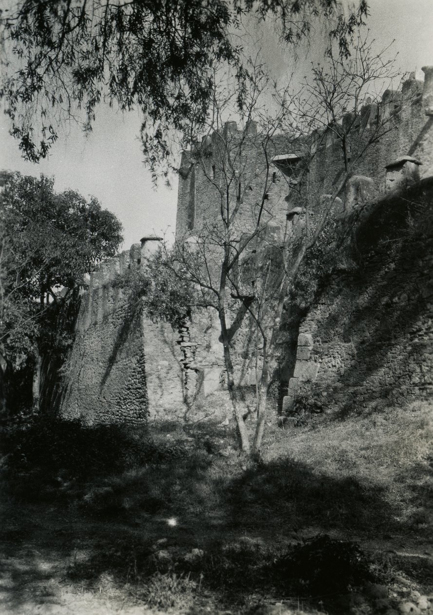 Buitenmuur van de kerk van Onze-Lieve-Vrouw-Maria van Sion, Axum, Ethiopië, foto door Ugo Monneret de Villard door Ugo Monneret de Villard