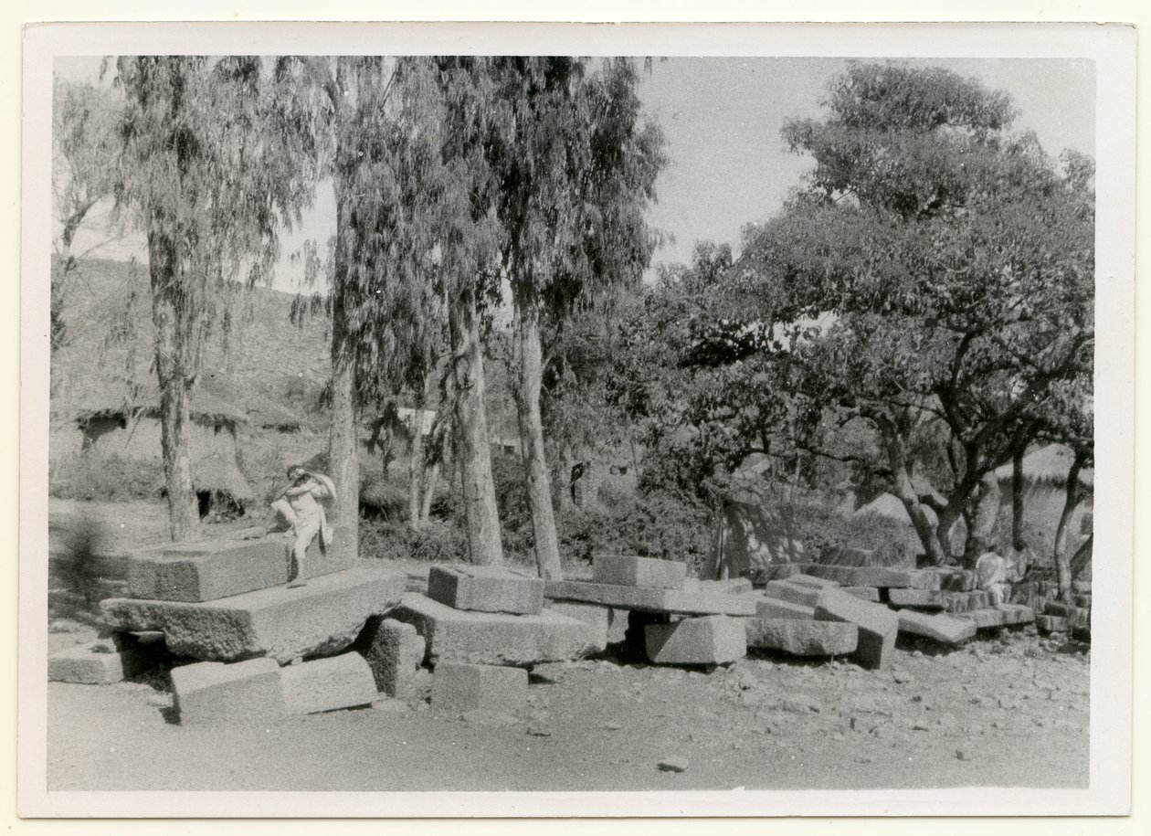 Overblijfselen van stenen platforms, ook bekend als koningstronen, Axum, Ethiopië, foto door Ugo Monneret de Villard door Ugo Monneret de Villard