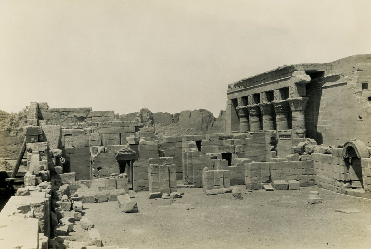 Ruïnes van koptische kerk bij Hathor tempel, Dendera, Egypte, foto door Ugo Monneret de Villard door Ugo Monneret de Villard