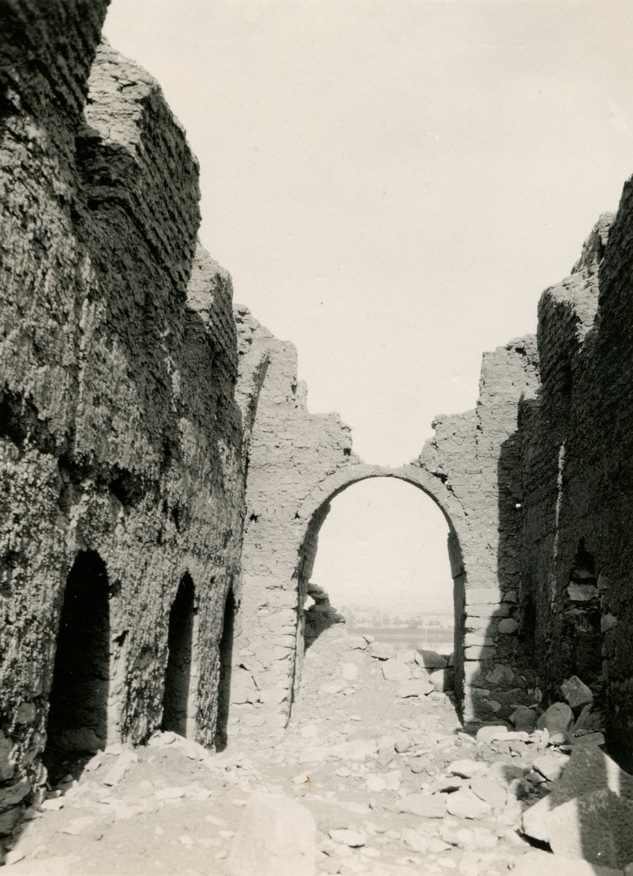 Ruïnes van kerk bij Nilo rivier, zicht op interieur, Adendan, Egypte, foto door Ugo Monneret de Villard door Ugo Monneret de Villard