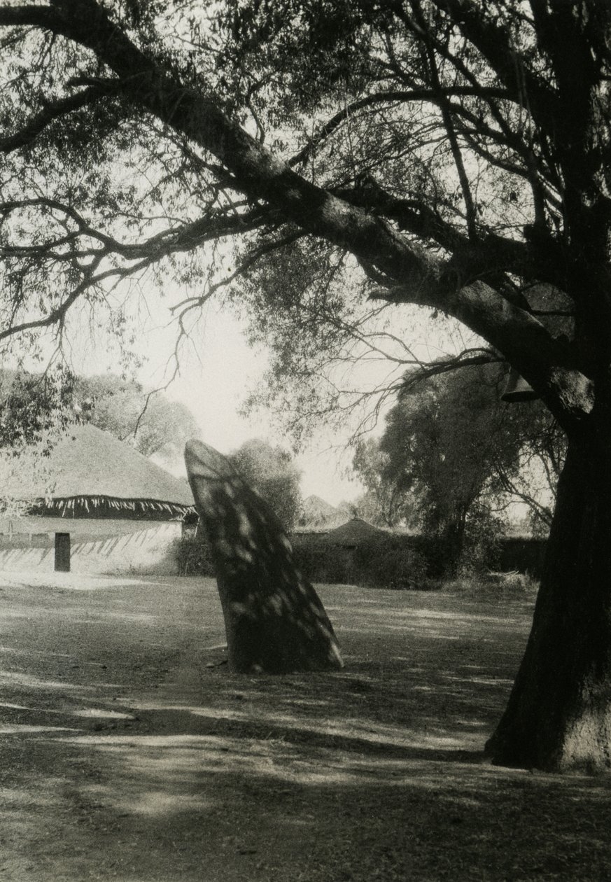 Stele in Axum, Ethiopië, foto door Ugo Monneret de Villard, ca 1937 door Ugo Monneret de Villard