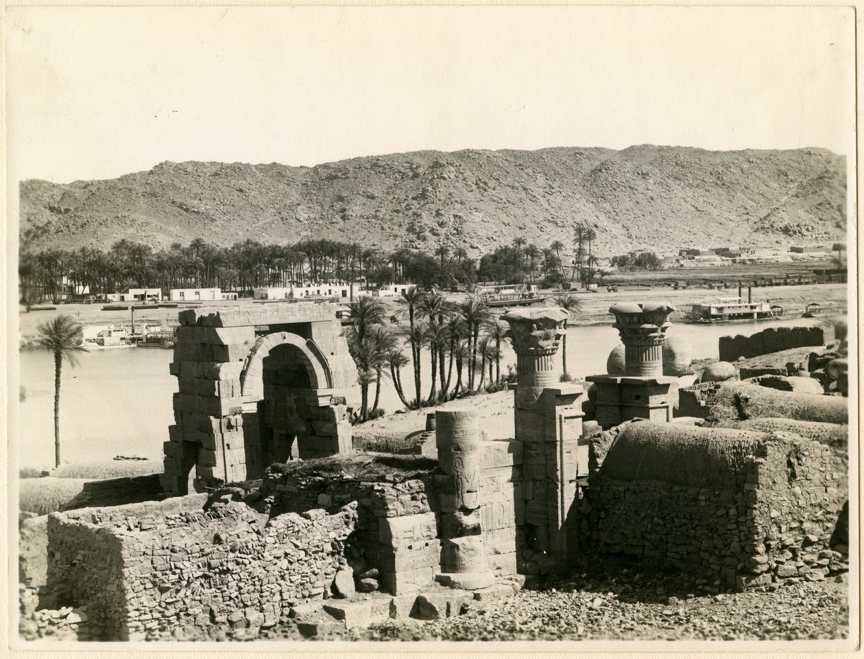 Tempel van Osiris, voor de restauratie, Bigeh eiland, Egypte, foto door Ugo Monneret de Villard door Ugo Monneret de Villard