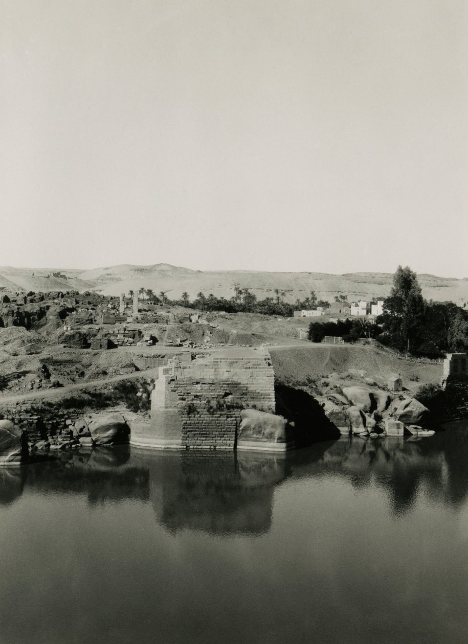 Tempelruïnes op Elephantine eiland, met Cleopatra bad op de voorgrond, Aswan, Egypte, foto door Ugo Monneret de Villard door Ugo Monneret de Villard