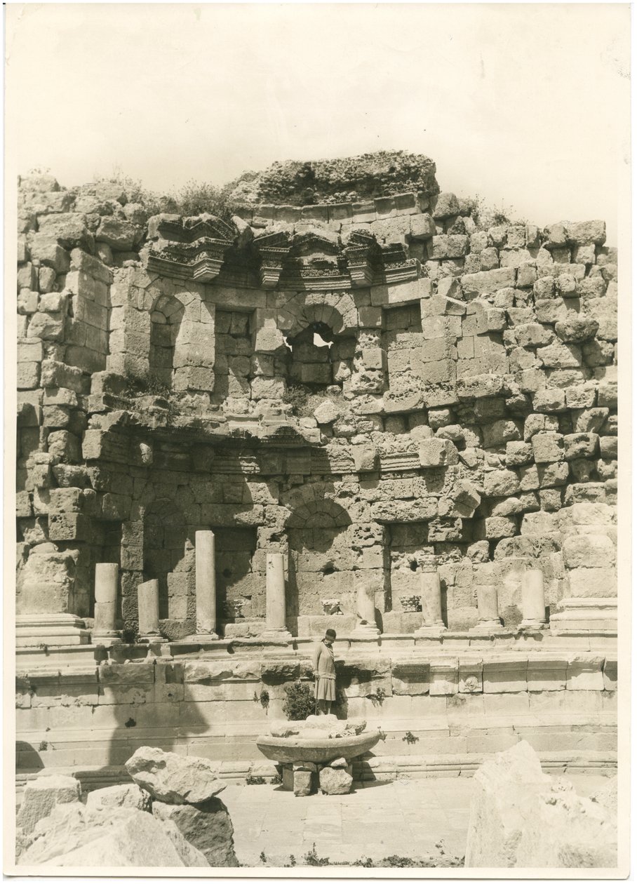 Het nymfaeum, Grieks-Romeinse stad Gerasa (nu Jerash), foto door Ugo Monneret de Villard, ca 1930 door Ugo Monneret de Villard