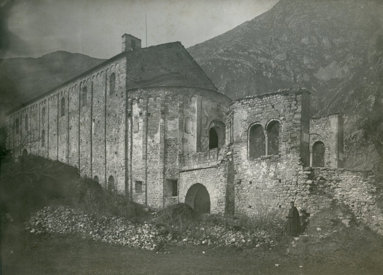 Gezicht op de abdij van San Pietro al Monte, Civate, Lombardije, Italië, foto door Ugo Monneret de Villard, circa 1910 door Ugo Monneret de Villard