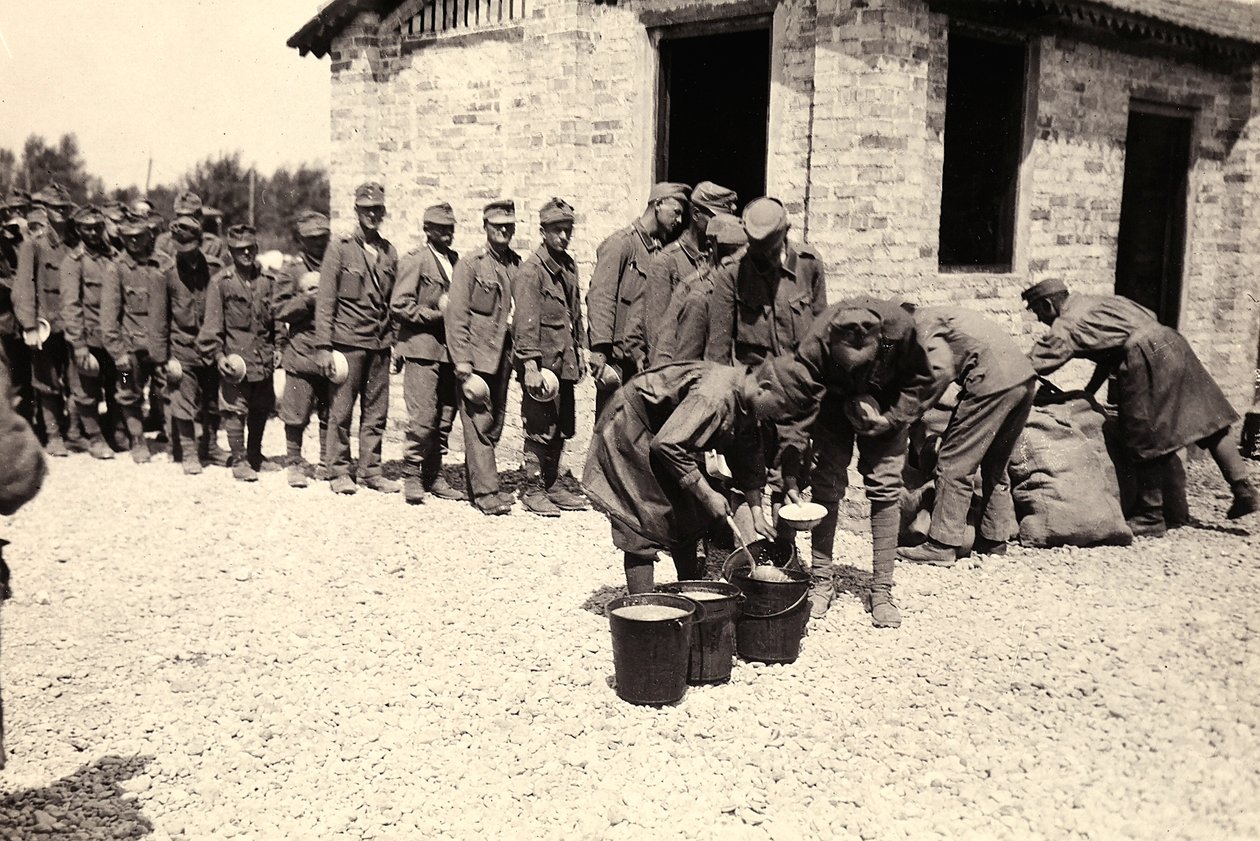 Oostenrijkse gevangenen in Bagnaria Arsa, Udine, Italië, 02/04/1916 door Ugo Ojetti