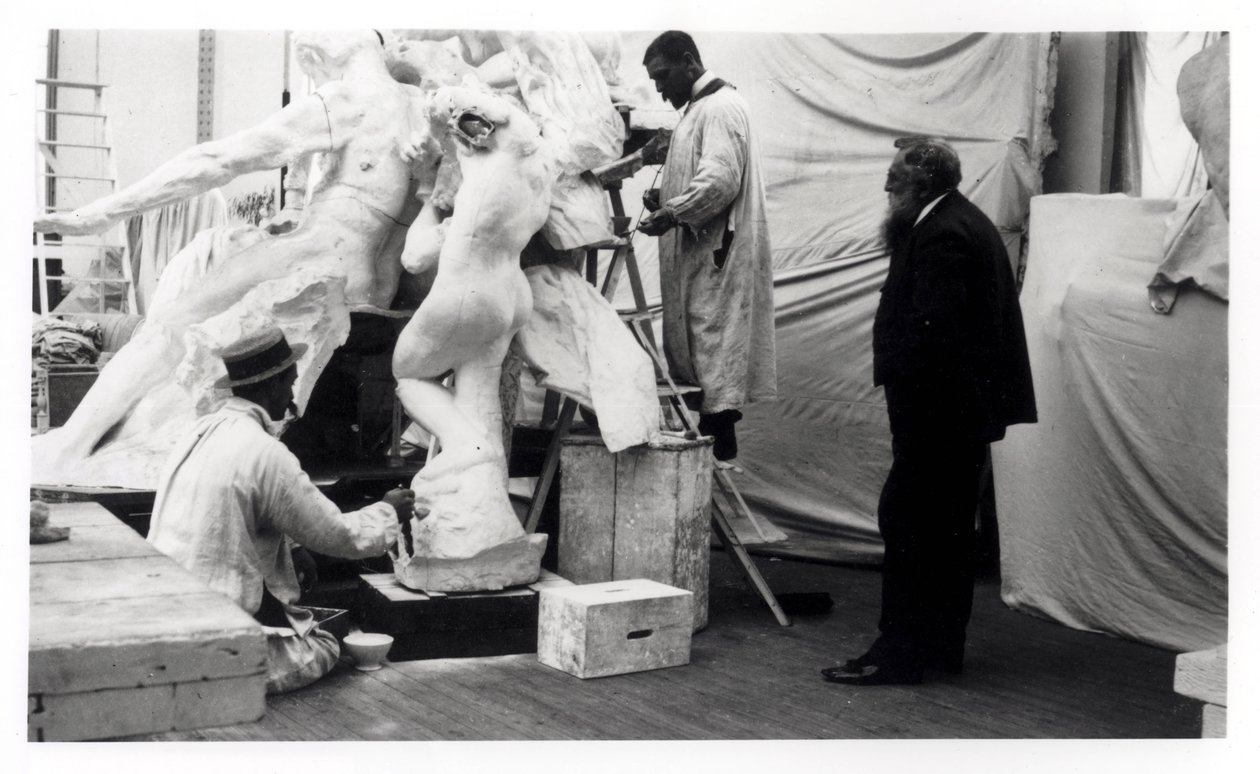 Auguste Rodin (1840-1917) in zijn Parijse studio kijkt naar de constructie van een sculptuur, 1905 door Unbekannt Unbekannt