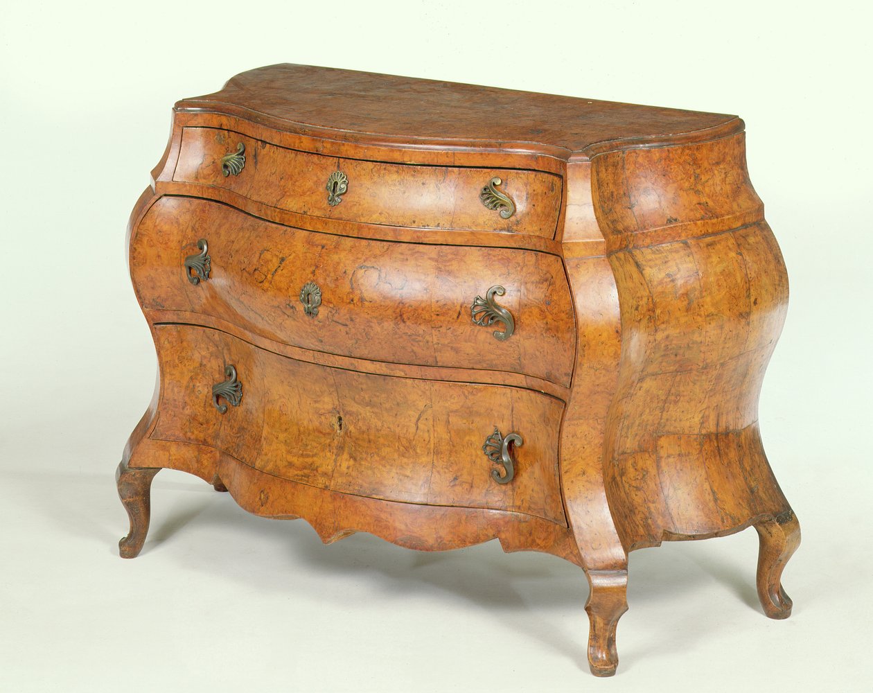 Noord-Italiaanse walnoten commode, overdreven bombe vorm, c.1760 door Unbekannt Unbekannt