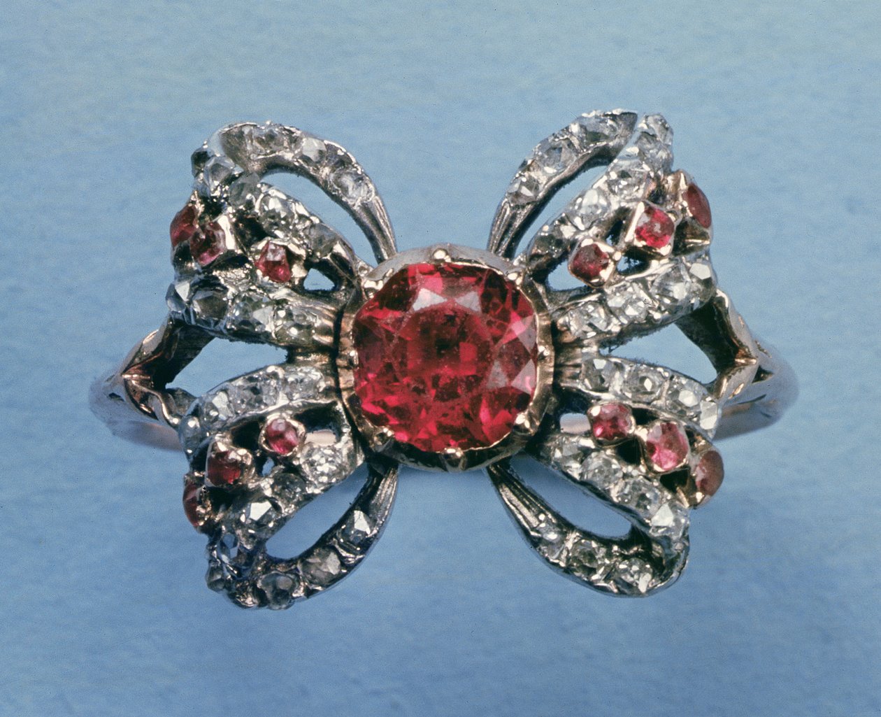 Ring in de vorm van een strik, ca. 1760, robijn en diamant door Unbekannt Unbekannt