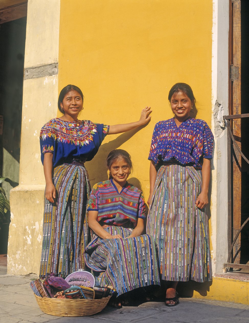 Drie Guatemalteekse dames door Unbekannt Unbekannt