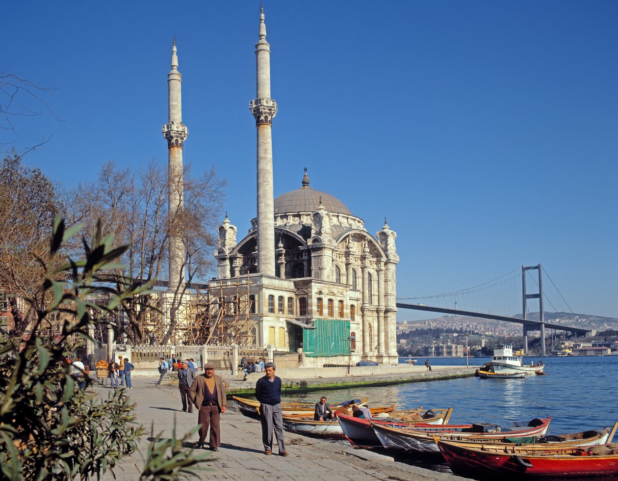 Uitzicht op de Moskee van Abdulmecid in Ortakoy met de Bosphorusbrug op de achtergrond door Unbekannt Unbekannt