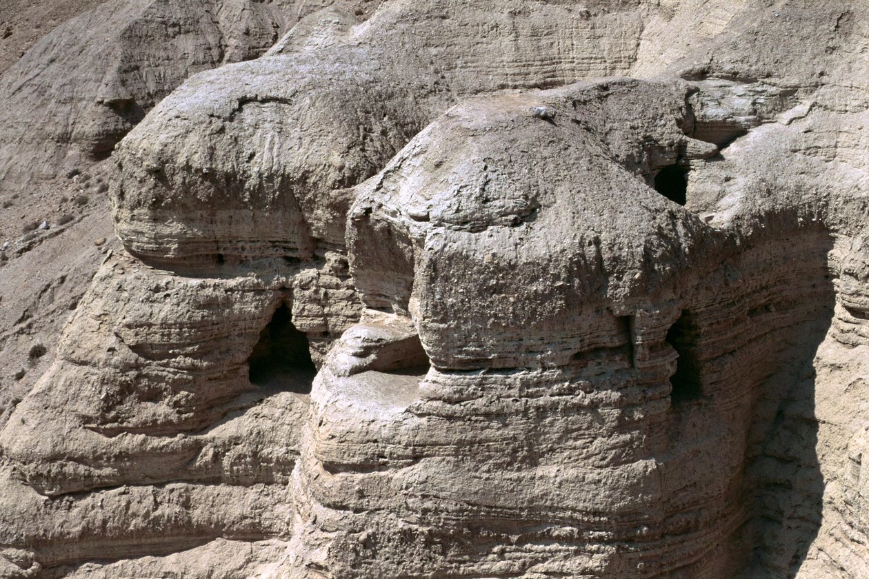 Uitzicht op de Qumran-grotten, waar de Dode Zeerollen in 1947 werden ontdekt door Unbekannt Unbekannt