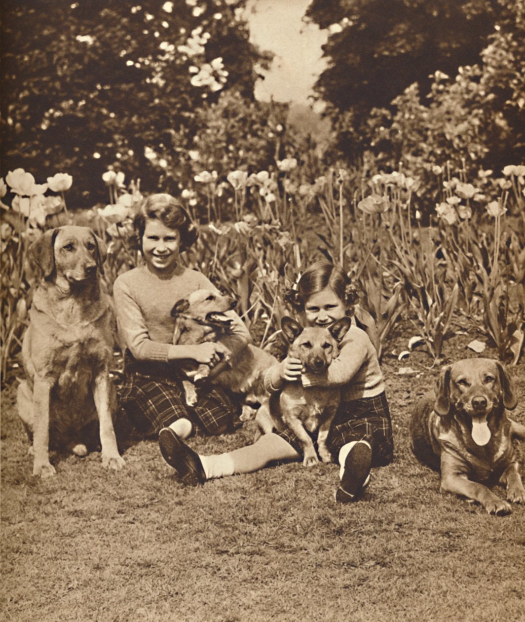 -En vrienden, Prinsessen Elizabeth en Mary bij Royal Lodge, Windsor, ca. 1936-1937 door Unbekannt
