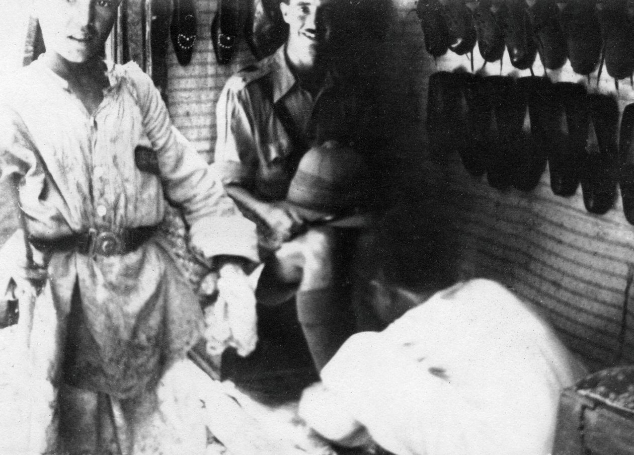 Een Britse officier in een schoenenwinkel, Bagdad, Mesopotamië, WOI, 1918 door Unbekannt