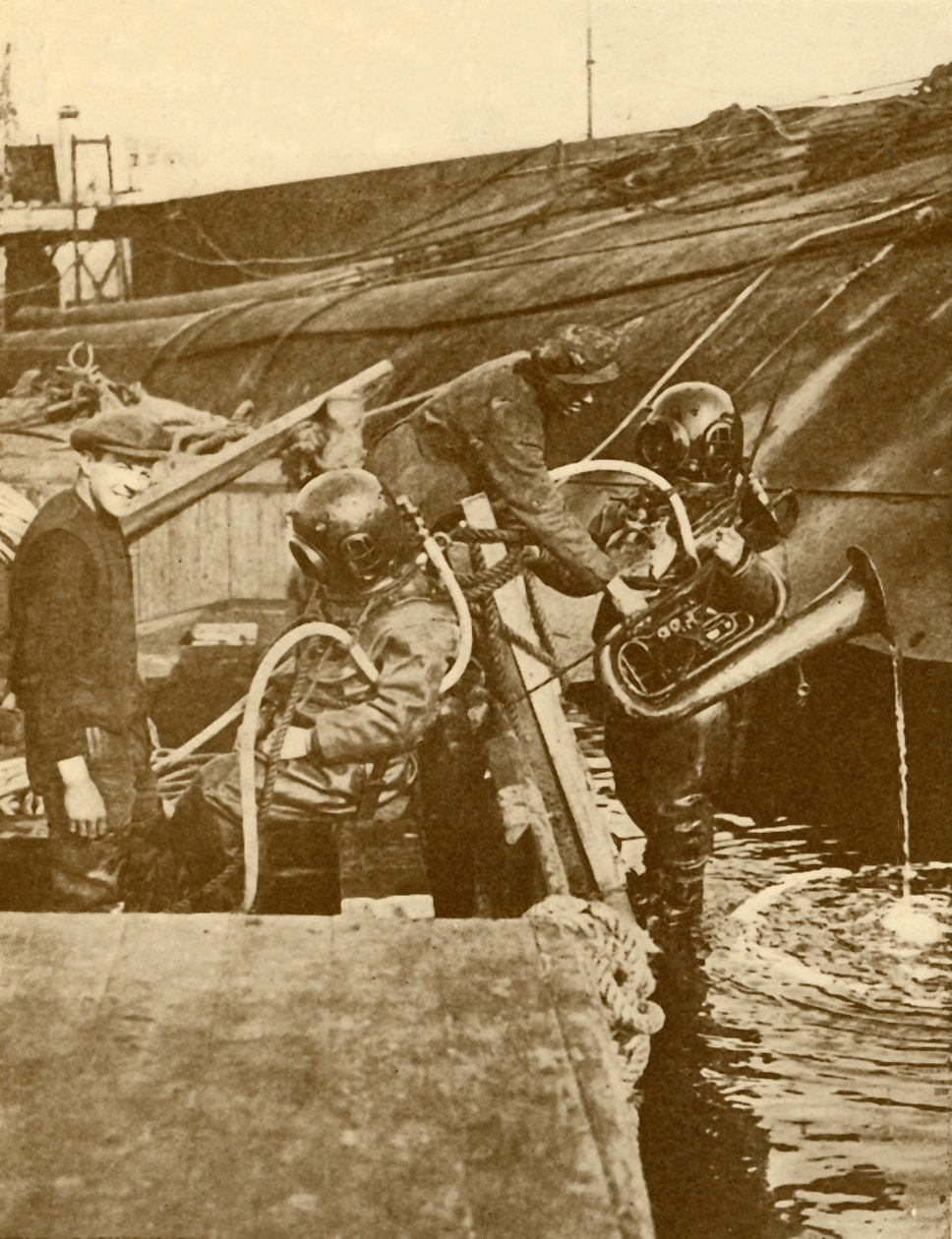 Een duiker met euphonium en zwaarden van de Duitse keizer gezonken bij Scapa, ca. 1930 door Unbekannt