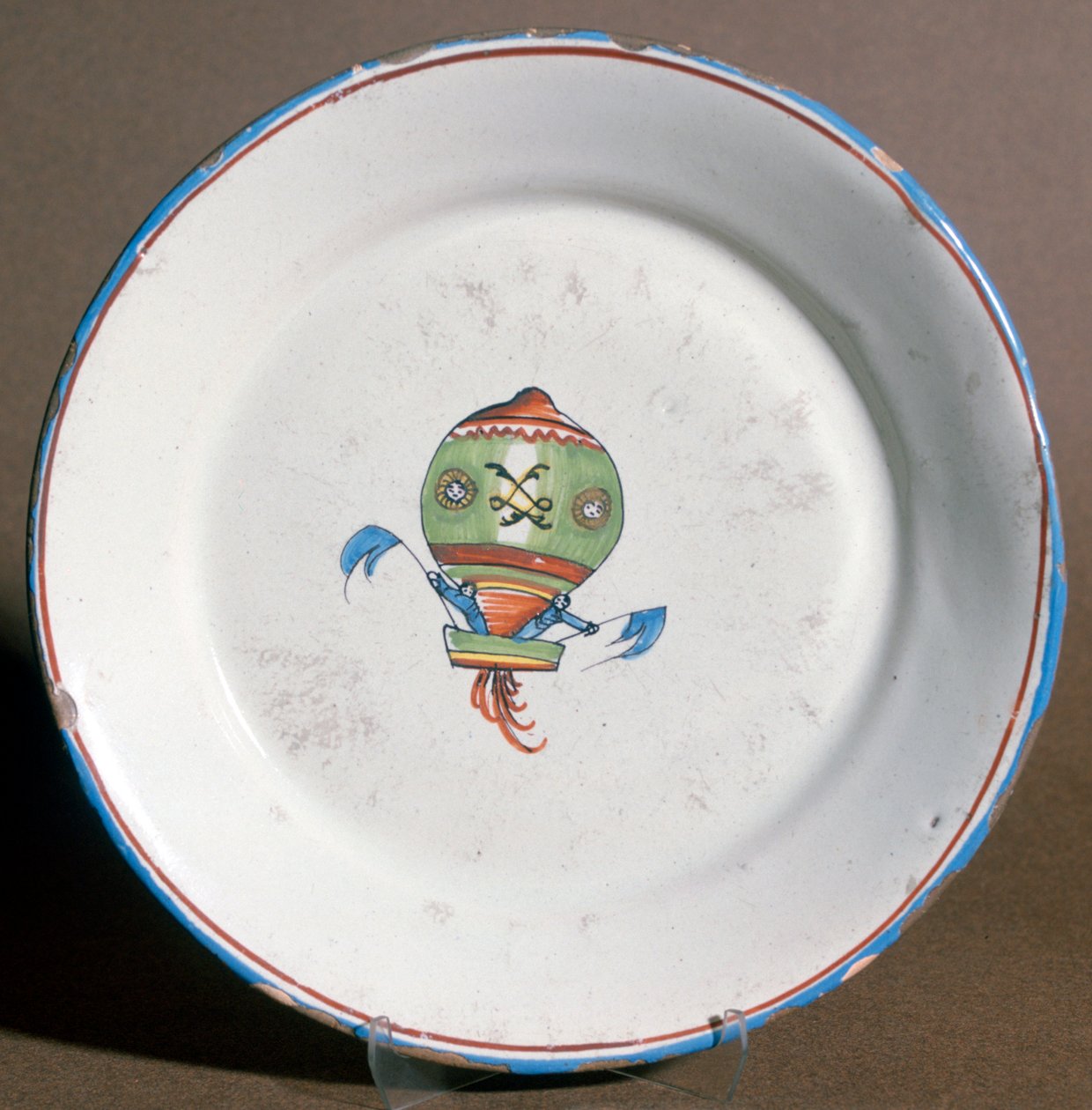Een Franse faience plaat met luchtvaarders met vlaggen, 1785 door Unbekannt