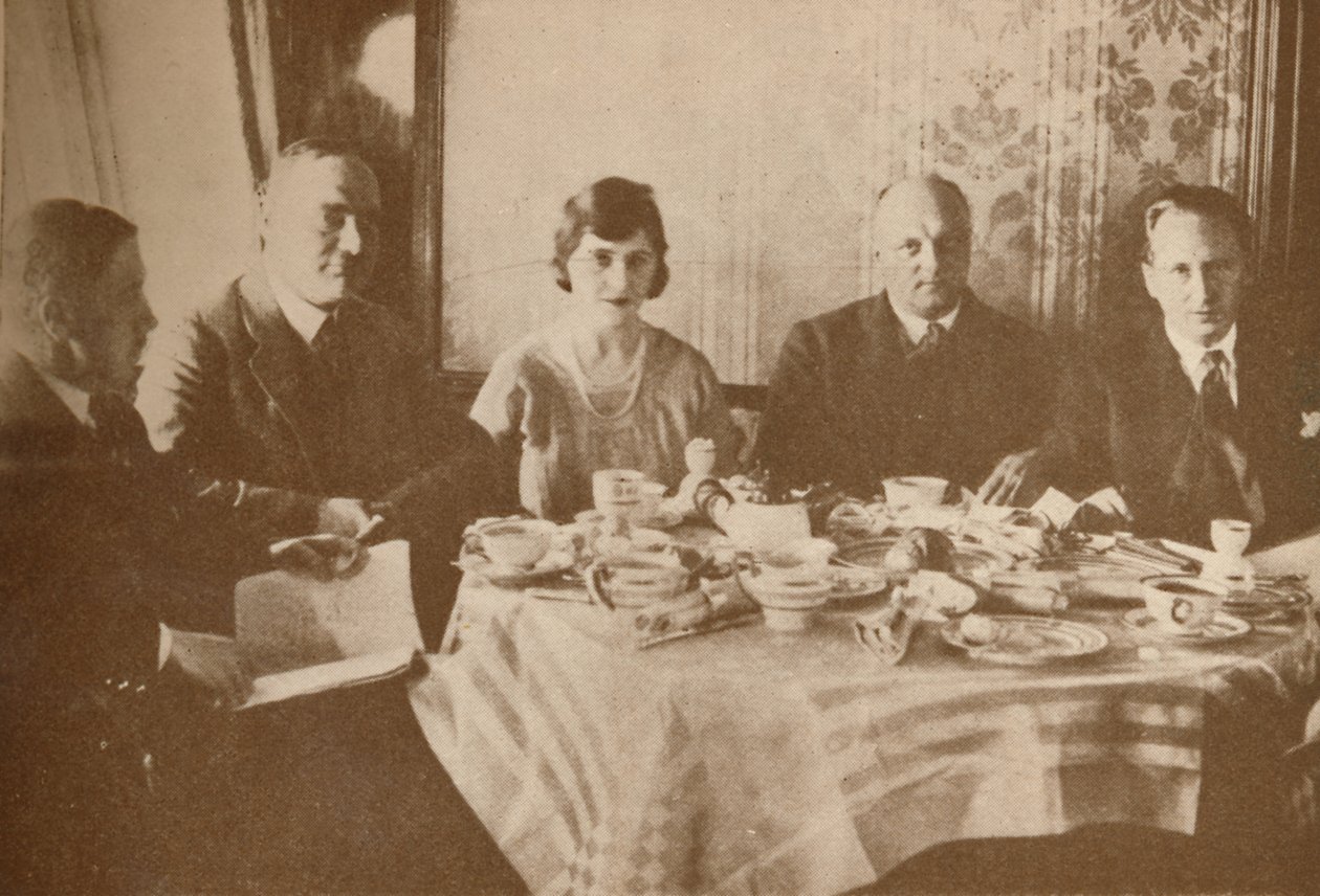 Een maaltijd aan boord van de Graf Zeppelin tijdens een vlucht over de Atlantische Oceaan, 1927 door Unbekannt