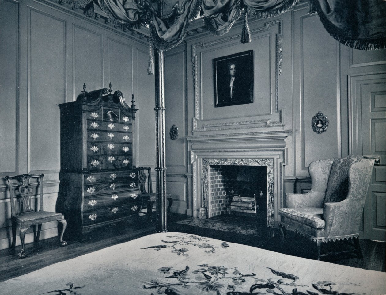Een New England Chest-on-Chest met Bombe Base in een van de slaapkamers van het paleis van Williamsburg door Unbekannt