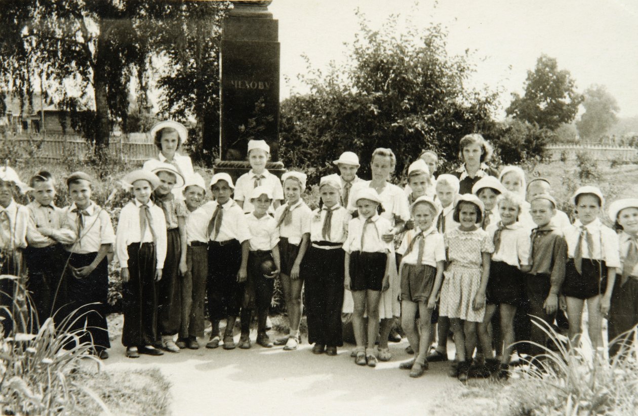 Een eenheid van Jonge Pioniers in Jalta, Krim, USSR door Unbekannt