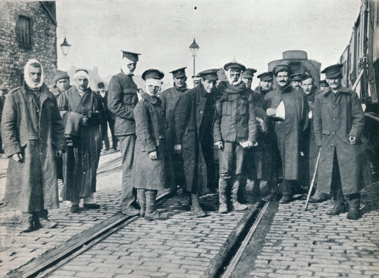 Een groep gewonden van Neuve Chapelle op een Frans treinstation door Unbekannt