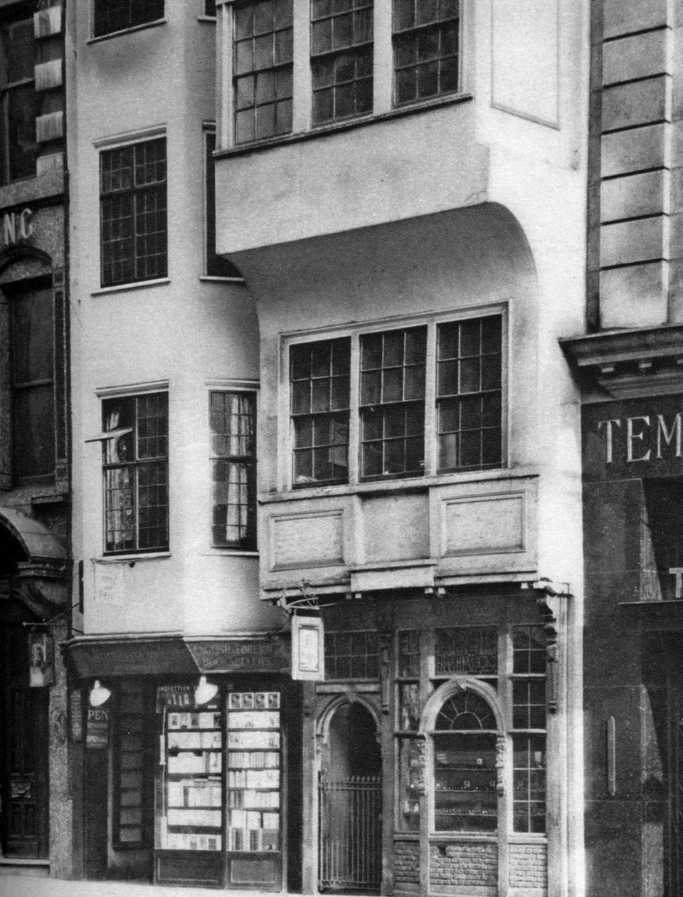 Een boekwinkel en tabakswinkel in de Strand, Londen, 1926-1927 door Unbekannt