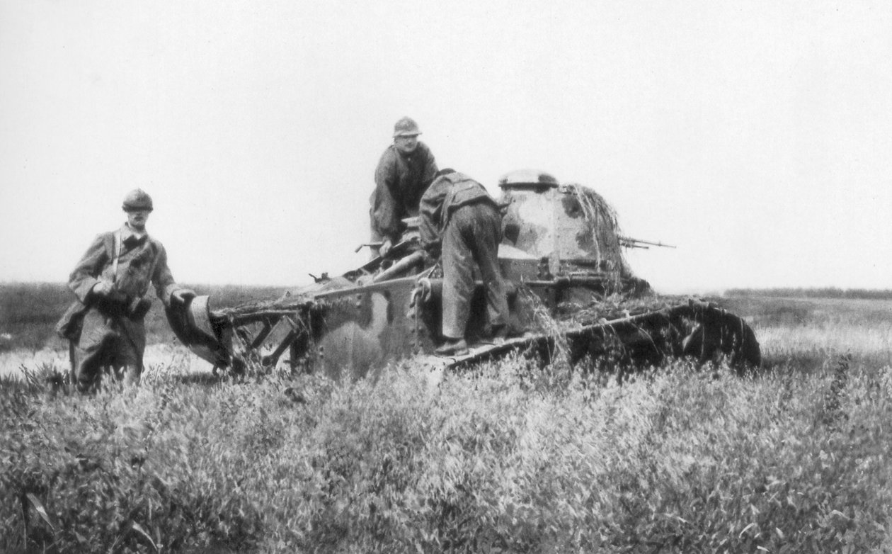 Een kapotte Franse lichte tank, Villers-Cotterets, Aisne, Frankrijk door Unbekannt